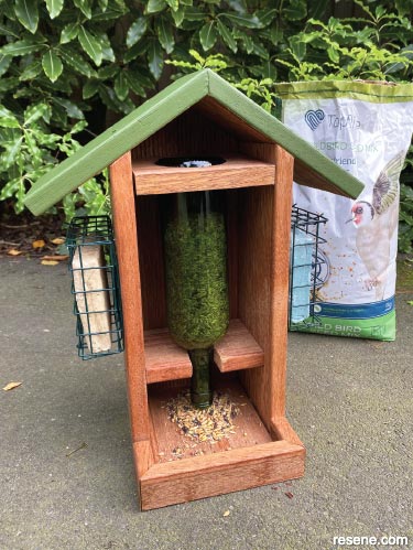 How to make a dual bird feeder - Finished project