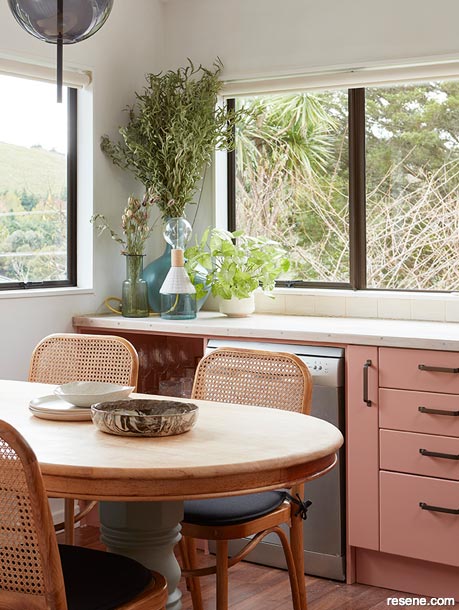 A soothing kitchen design in pink and white tones