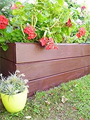 Paint an raised garden bed