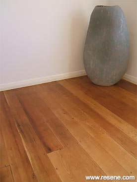 How to polyurethane a wooden floor