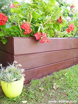 How to stain a raised garden bed