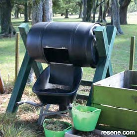 How to build a rotating compost bin