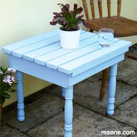 Build a patio drinks table from recycled timber
