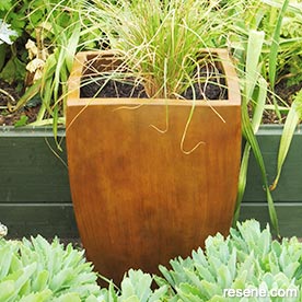 Paint an rust effect on your garden pot
