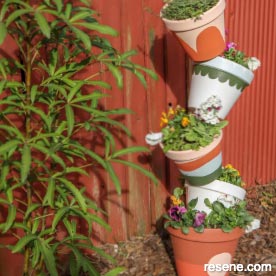 Make a tower of pots planter