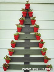 Make a pallet christmas tree with pot decorations
