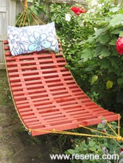 Make a wooden hammock for your garden