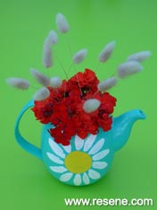 Make an daisy vase from an old teapot