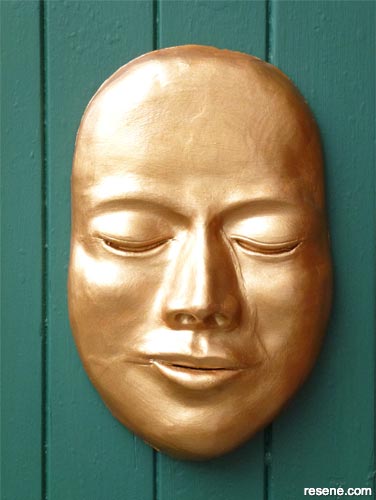How to create a gold face plaque