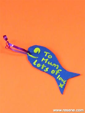 Create this fabulous goldfish gift tag