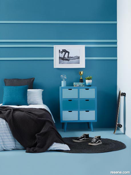 A serene ocean blue bedroom