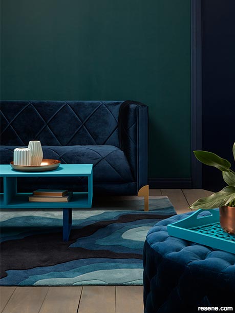 A lounge with crisp turquoise touches