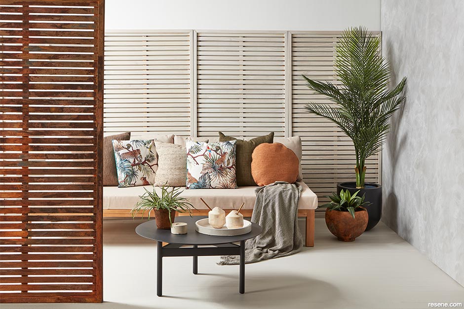 Bringing wooden slatted screens into an outdoor area