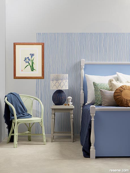 A gentle and relaxing blue striped bedroom
