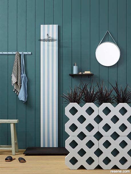 An outdoor bathroom inspired by the sea