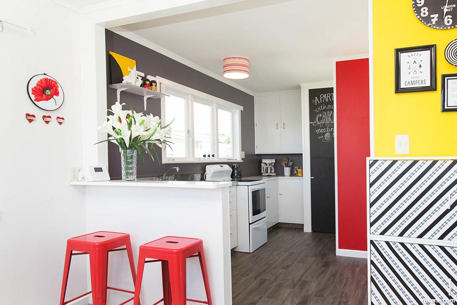 Contrasting colours - kitchen with dark and bright colours