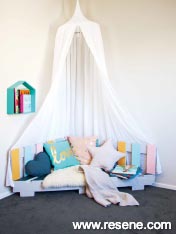 Make this reading nook from an old pallet