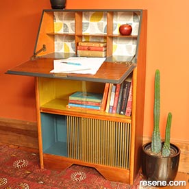 Paint a retro pattern on a writing desk