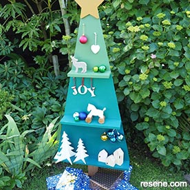 How to make an outdoor Christmas tree