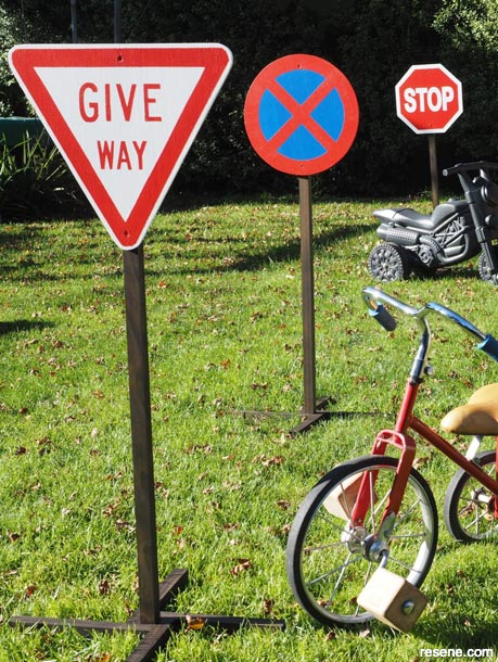 How to create DIY bike signs for the kids