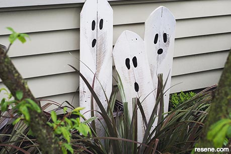 Garden ghosts for Halloween - Step 5