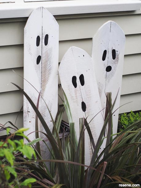 Make your own garden ghosts for Halloween