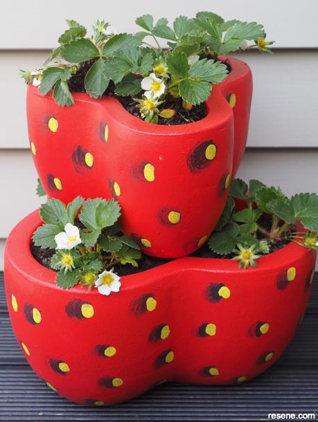 How to paint strawberry pots