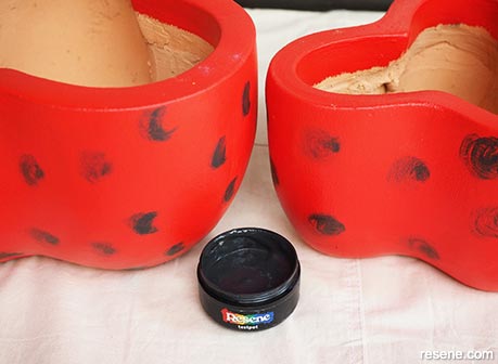 How to paint strawberry pots - Step 3