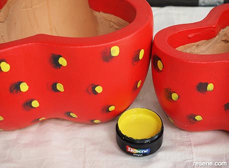 How to paint strawberry pots - Step 4