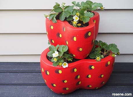 How to paint strawberry pots - Step 5