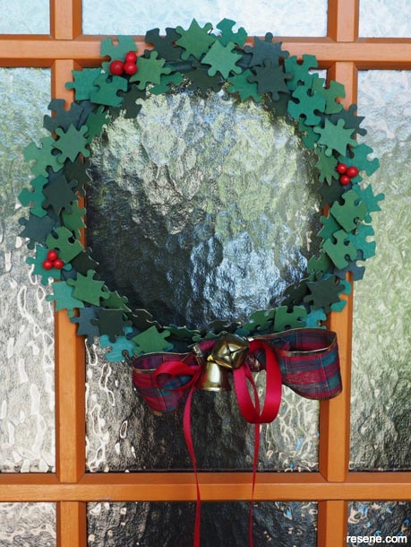How to make a colourful Christmas wreath out of a jigsaw puzzle