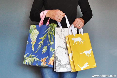 Use wallpaper to make these prezzy bags