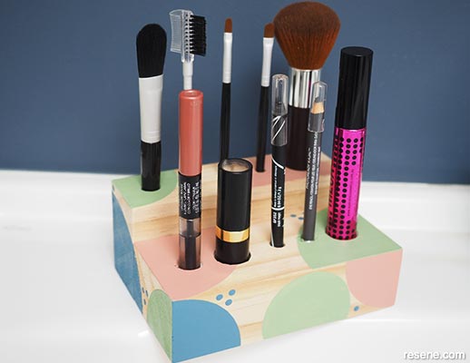 How to make your own make-up holder