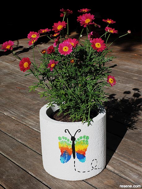 How to paint a footprint pot for Mother’s Day