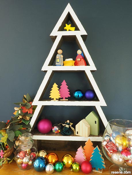 How to make a Christmas tree shelf - Colourful theme