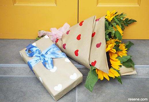 How to paint Valentine’s Day wrapping paper