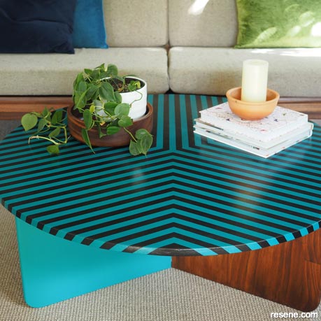 How to create your own striped coffee table	
