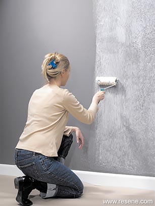 Pasting the wall when wallpapering
