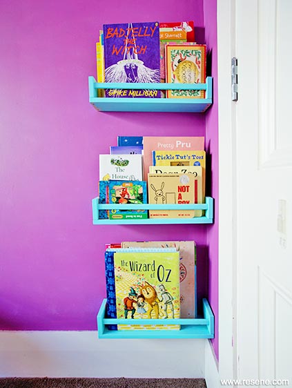 Wall mounted book shelf