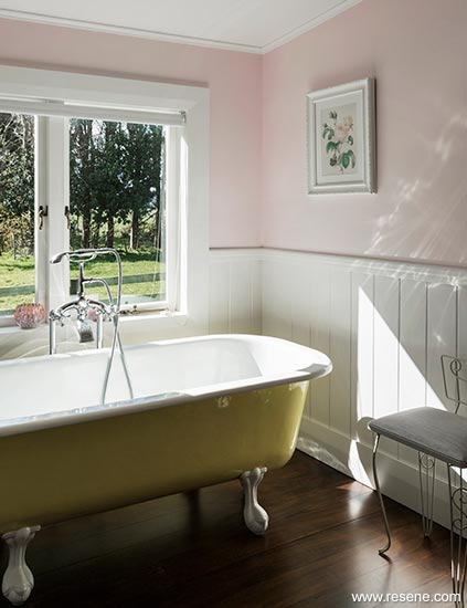 A bathroom inspired by the colours of the 1950s
