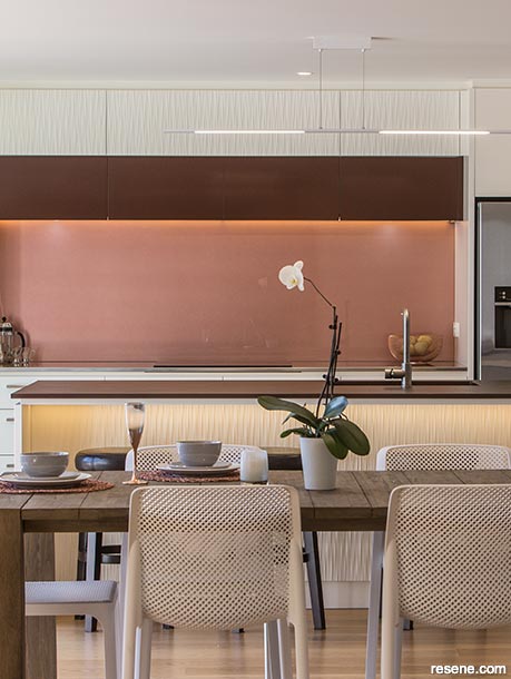A warm metallic toned kitchen splashback