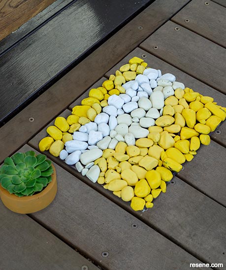 Make an ombre coloured pebble mat
