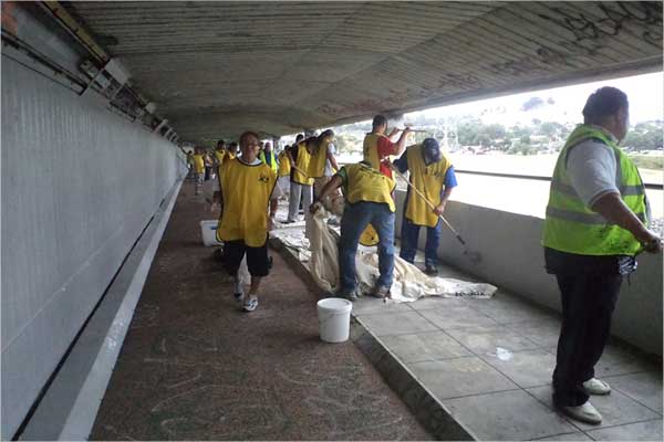 Helping Hands at work painting the entire walkway under Mangere Bridge with PaintWise EchoPaint