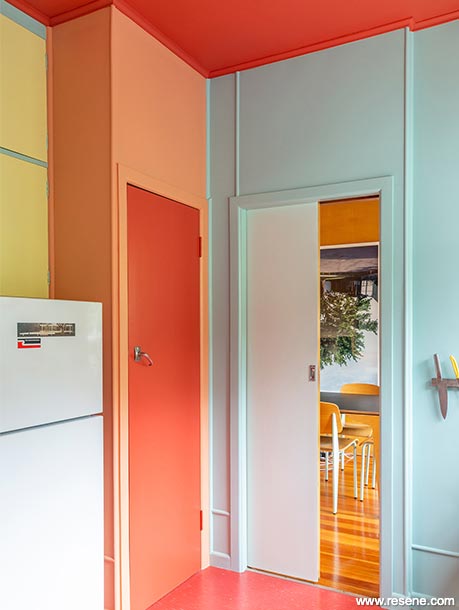 A bold kitchen colourn scheme