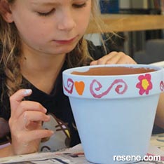 Paint terracotta pots to decorate your garden with your kids