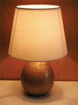 Paint an table lamp with crackle effect